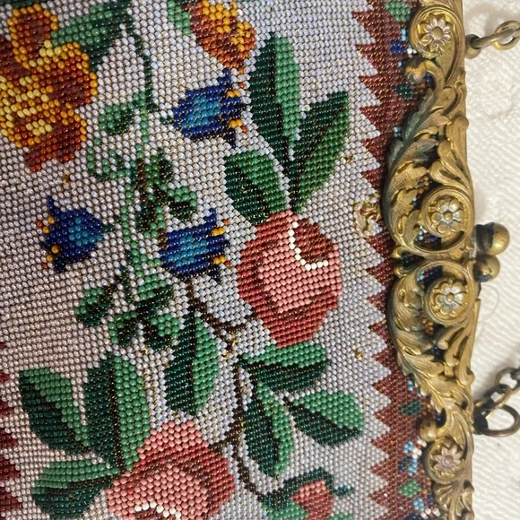 Very delicate french floral Microbead purse - Picture 13 of 16